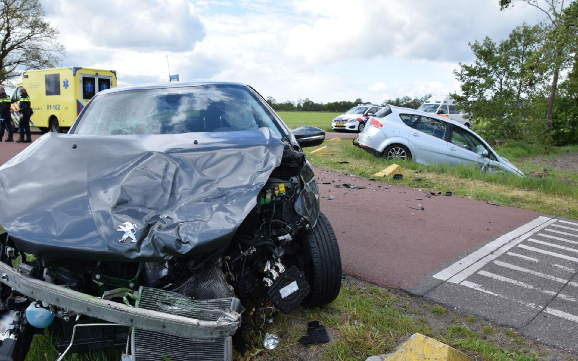 Auto Belandt Met Neus In Sloot Na Aanrijding Op Kruising In Opende ...